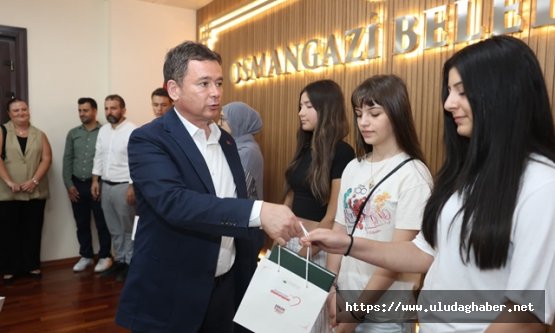 Osmangazi Belediyesi'nin ücretsiz LGS kurslarıyla başarılı olan öğrenciler Başkan Aydın'ı ziyaret etti