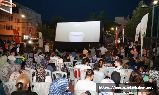 Osmangazi Belediyesi'nin yaz film gösterimleri Başaran Mahallesi'nde çocuklarla buluştu