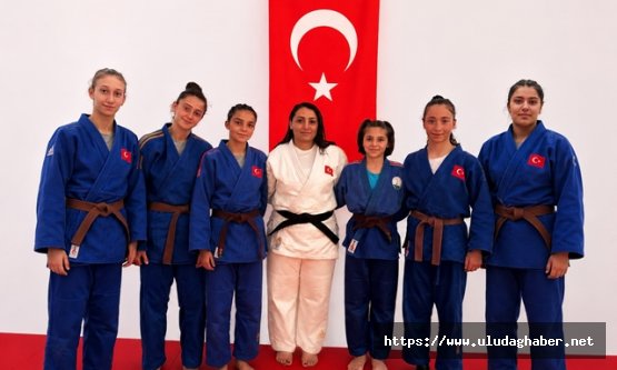 Osmangazi Belediyesporlu 6 judocu ve antrenör Tuğba Zehir Avrupa Kupası'nda Ay-Yıldızlı formayı giyecek