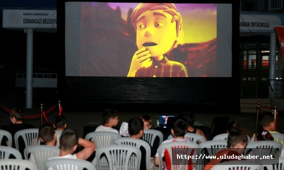Osmangazi'de yaz film gösterimleri Mehmet Akif Mahallesi ile devam etti