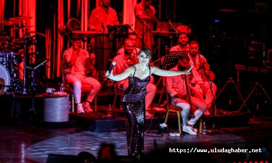Uluslararası Bursa Festivali'nde sahne alan Derya Bedavacı müzikseverleri büyüledi