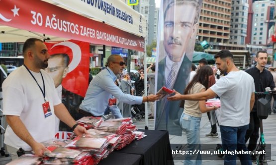 Bursa Büyükşehir Belediyesi'nden 30 Ağustos'a özel on binlerce Türk bayrağı dağıtımı