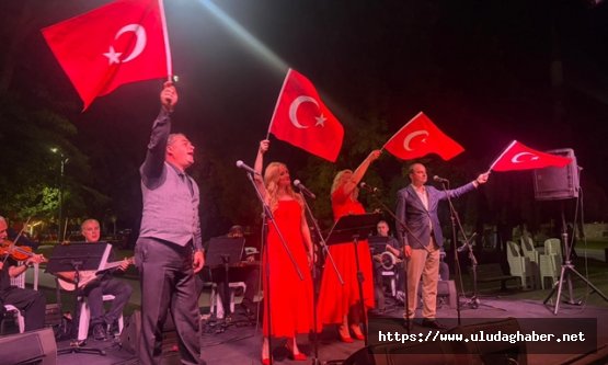 Bursa'da 30 Ağustos Zafer Haftası coşkusu: Çalgıcı Mektebi Roman Orkestrası sahne aldı