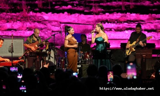 İznik Roma Tiyatrosu'nda tarihi gece: Elif Sanchez ve Dilek Türkan'dan müzik ziyafeti