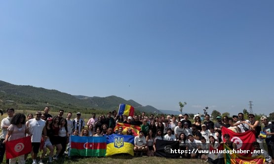 Nilüfer Belediyesi ve AIESEC ev sahipliğinde düzenlenen tom 26 kampı gençleri Fadıllı'da buluşturdu