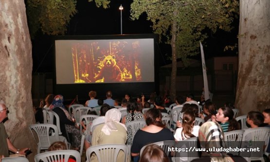 Osmangazi Belediyesi'nden Veysel Karani Mahallesi'nde açık havada sinema keyfi
