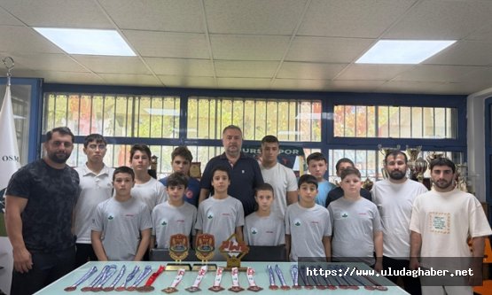Osmangazi Belediyespor'un şampiyon güreşçileri Başkan Karayılan tarafından ödüllendirildi