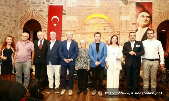 Osmangazi'de 30 Ağustos coşkusu: 'Bir Memleket Hikayesi' gösterisi büyüledi