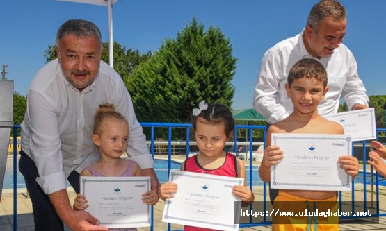 Osmangazi'de yaz spor okulları yüzme kursu öğrencileri sertifikalarını aldı