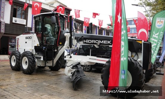 İznik Belediyesi'nin araç filosu güçleniyor: Başkan Kağan Mehmet Usta yeni greyderi hizmete aldı