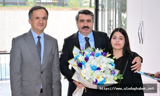 Başkan Oktay Yılmaz'dan liselilere sürpriz ziyaret: Gençlerle voleybol ve masa tenisi oynadı