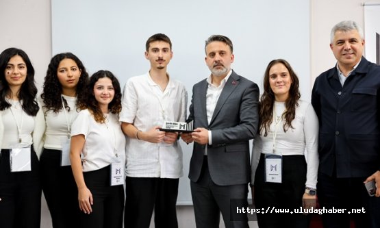 Bursa Büyükşehir Belediye Başkan Vekili Şahin Biba, mezunu olduğu BUÜ Mimarlık Fakültesi#039;nde gençlerle buluştu: quot;Önünüz aydınlıkquot;