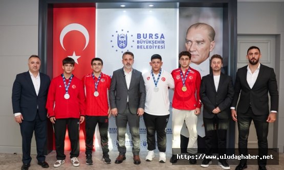 Bursa Büyükşehir Belediyesi Başkan Vekili Şahin Biba, Balkan Şampiyonu ve madalyalı güreşçileri ağırladı: quot;Başarılarınızla gurur duyuyoruzquot;