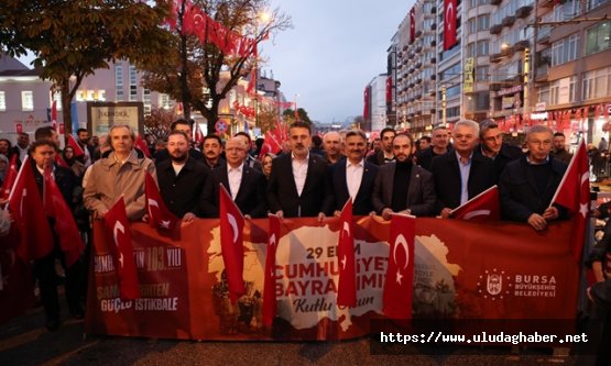 Bursa'da Cumhuriyet'in 103. Yıl Coşkusu Yağmur Dinlemedi: Binlerce Bursalı Kortej ve Berkay Konseriyle Bayramı Kutladı