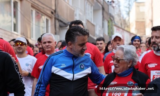 Bursa'da Cumhuriyet'in 103'üncü yılına özel dev koşu: 4 bin kişi kırmızı-beyaza büründü
