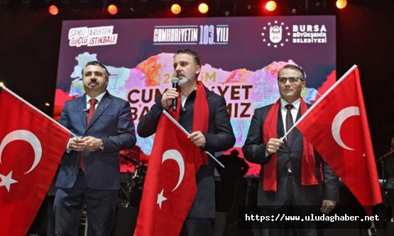 Bursa'da yağmura rağmen Cumhuriyet coşkusu: Binlerce vatandaş yürüyüş ve Ferhat Göçer konserinde buluştu