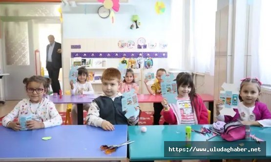 İnegöl'de 10. Kitap Günleri heyecanı: Öğrencilere tasarruf bilinci için 27 bin kumbara dağıtıldı