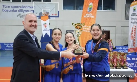 İnegöl'de Sokak Basketbolu heyecanı sona erdi: Şampiyonlar kupalarına kavuştu