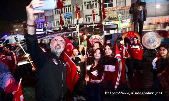 Kestel'de Cumhuriyet'in 103. Yılı Görkemli Törenlerle Kutlandı: Fener Alayı ve Havai Fişek Gösterileri İlçeyi Aydınlattı