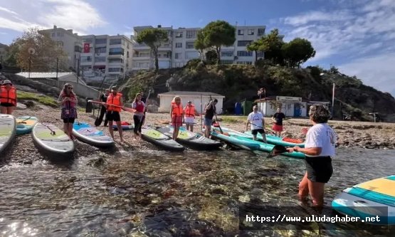Mudanya'da 24 Kasım'a özel etkinlik: Öğretmenler denizde kürek sörfü yaptı
