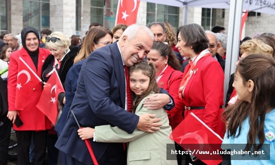 Nilüfer'de 103. yıl coşkusu çelenk töreniyle başladı: Şadi Özdemir'den 'Cumhuriyet umuttur' vurgusu
