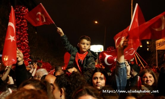 Nilüfer'de Cumhuriyet'in 103. Yıl Coşkusu Yağmur Dinlemedi: Binlerce Vatandaş FSM Bulvarı'nda Yürüdü, Can Bonomo İle Bayramı Kutladı