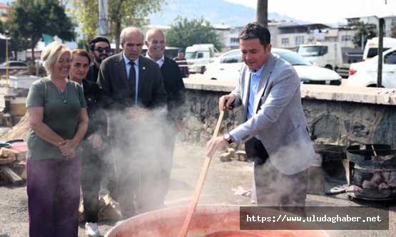 Osmangazi Belediyesi#039;nin quot;Malzemeler Bizden Salça Yapması Sizdenquot; projesiyle 180 ailenin kışlık salçası hazırlandı: Başkan Erkan Aydın kazan başına geçti