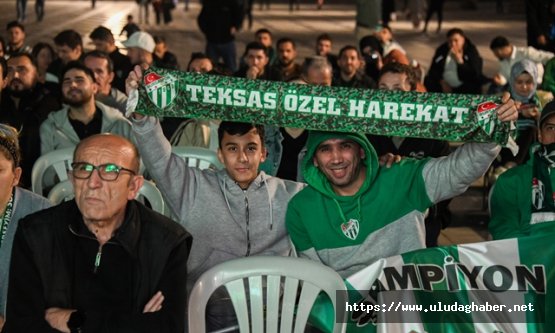 Osmangazi Meydanı'nda Bursaspor coşkusu: Dev ekranda 4-2'lik zafer kutlandı
