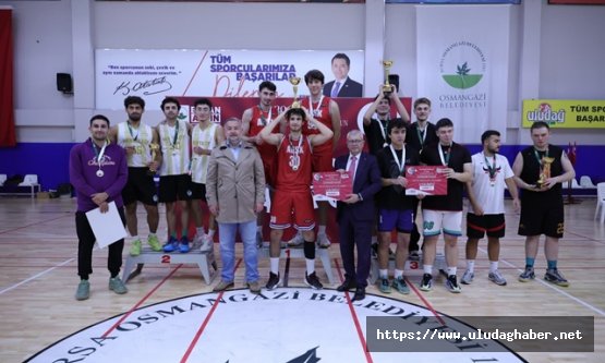 Osmangazi'de Cumhuriyet'in 103. Yılında 3x3 Basketbol Coşkusu: Başkan Erkan Aydın Gençlerle Sahaya Çıktı