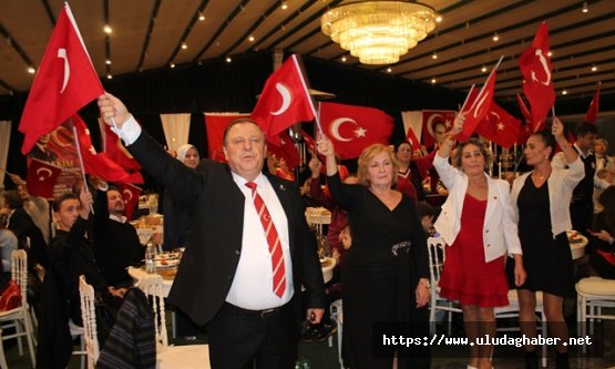 TÜED Uludağ Şubesi Cumhuriyet'in 103. yılını baloyla kutladı: Kenan Pars'tan 'sosyal devlet' vurgusu