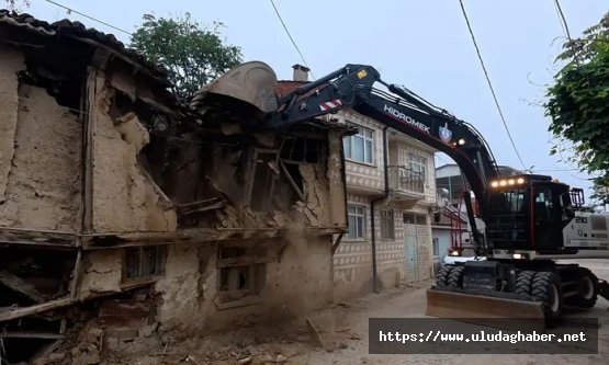 Yenişehir Belediyesi#039;nden metruk yapı hamlesi: Söylemiş Mahallesi#039;nde tehlikeli bina yıkıldı