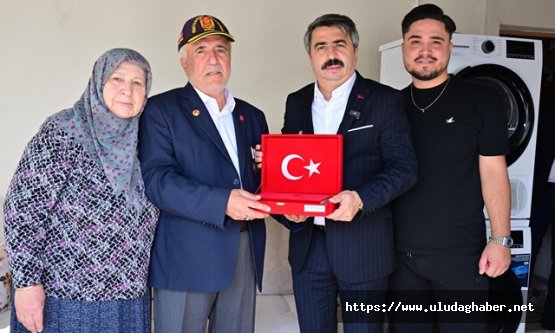 Yıldırım Belediye Başkanı Oktay Yılmaz'dan Kıbrıs Gazisi Cafer Kaya'ya anlamlı ziyaret: 'Gazilerimize sahip çıkmak vicdani borcumuzdur'