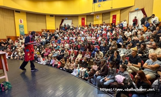 Yıldırım'da miniklere ücretsiz tiyatro keyfi: ‘Evden Uzakta' sahnelendi