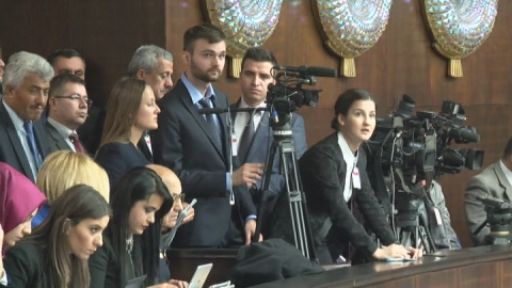 Ak Parti'nin Toplantısını İzlediler!
