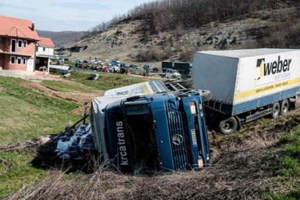 Aktivistler TIR Devirdi!