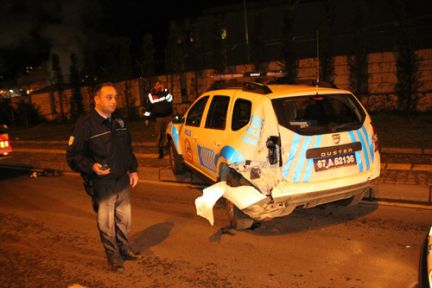 Alkollü Sürücü Polis Aracına Çarptı!