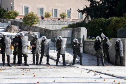 Atina'da Çiftçilerden Protesto Gösterisi!