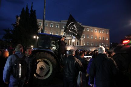 Atina'da Çiftçilerden Traktörlerle Eylem!