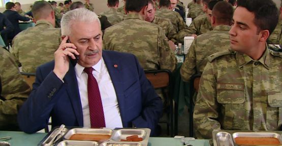 Başbakan Askerlerle Karavanadan Yemek Yedi!