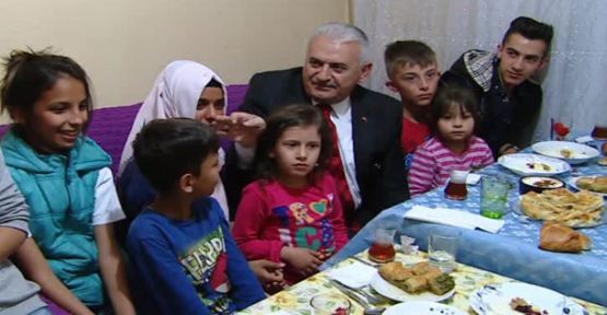 Başbakan Gecekonduda İftar Yaptı!