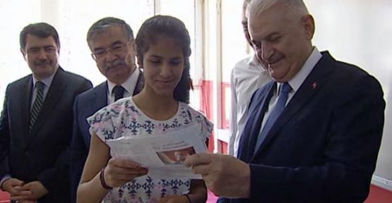 Başbakan Mezun Olduğu Okulda Karne Dağıttı!