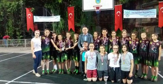 Başkan Kurtulan Şampiyona Kupasını Verdi!