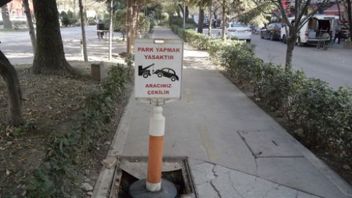 Çukura Park Yapmak Yasaktır Tabelası!