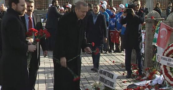 Cumhurbaşkanı Erdoğan Karanfil Bıraktı!