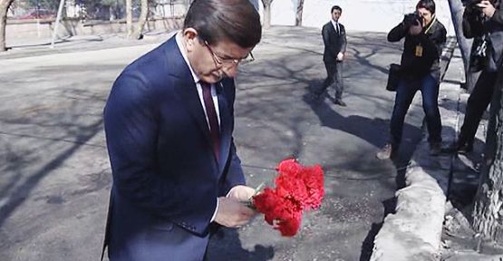 Davutoğlu Patlamanın Olduğu Yere Karanfil Bıraktı!
