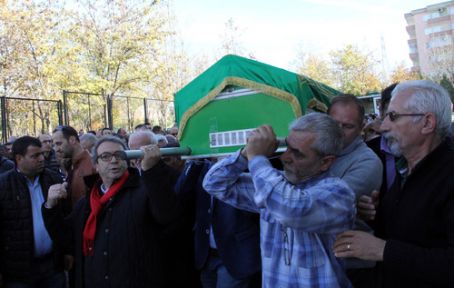 Dolandırıcı Kurbanı Emekli Öğretmen Toprağa Verildi!