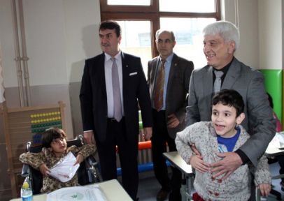 Dündar Görme Engelli Öğrencilere Karnelerini Verdi!