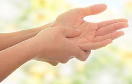 Elinizdeki Uyuşma Boyun Fıtığı Habercisi Olabilir!