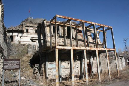 Eser Yıkıldı Koruma Demirleri Ayakta Kaldı!