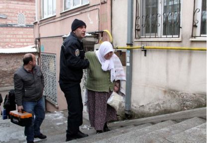 Evde Kilitli Kalan Yaşlı Kadını Polis Kurtardı!